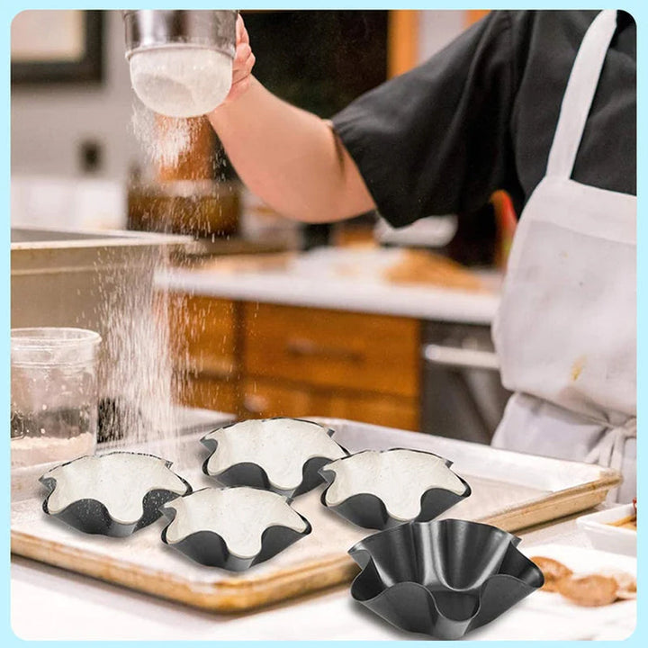 Blombladsformad tortillaskål i kolstål med blommönster, perfekt för kreativa maträtter, robust och non-stick.