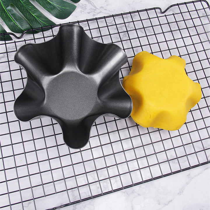 Blombladsformad tortillaskål i kolstål med blommönster, perfekt för kreativa maträtter, robust och non-stick.