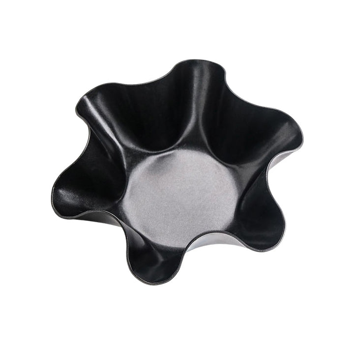 Blombladsformad tortillaskål i kolstål med blommönster, perfekt för kreativa maträtter, robust och non-stick.