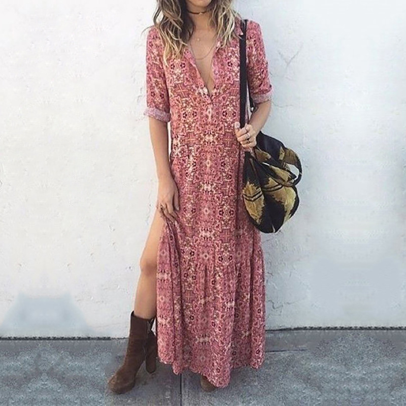 "Blommig Boho maxiklänning med V-hals och halvhylsor, mjölksilkesmaterial, perfekt för sommarens eleganta och lediga look."