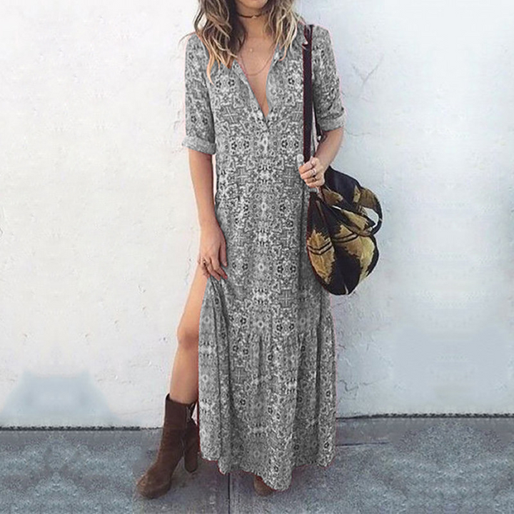 "Blommig Boho maxiklänning med V-hals och halvhylsor, mjölksilkesmaterial, perfekt för sommarens eleganta och lediga look."