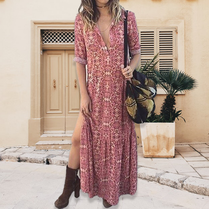 "Blommig Boho maxiklänning med V-hals och halvhylsor, mjölksilkesmaterial, perfekt för sommarens eleganta och lediga look."