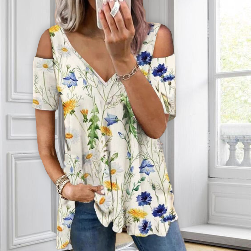 "Blommig dam t-shirt med romantisk v-ringning, mjukt bomullstyg och kortärmad design, perfekt för vårens dagar."