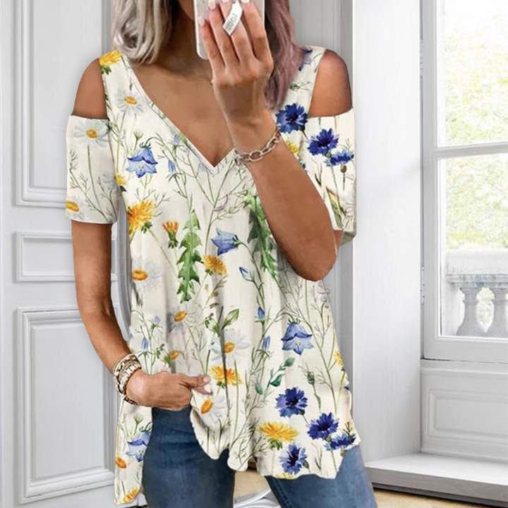 "Blommig dam t-shirt med romantisk v-ringning, mjukt bomullstyg och kortärmad design, perfekt för vårens dagar."