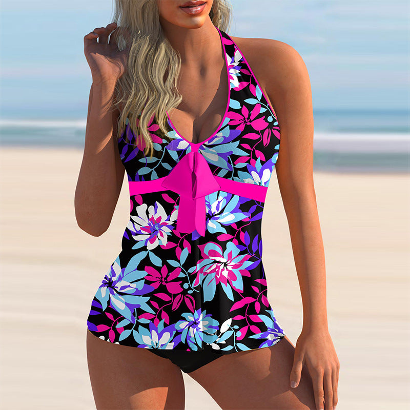 "Blommig halterneck tankini för dam med livfullt blommönster, perfekt för stranden eller poolen, finns i flera färger."