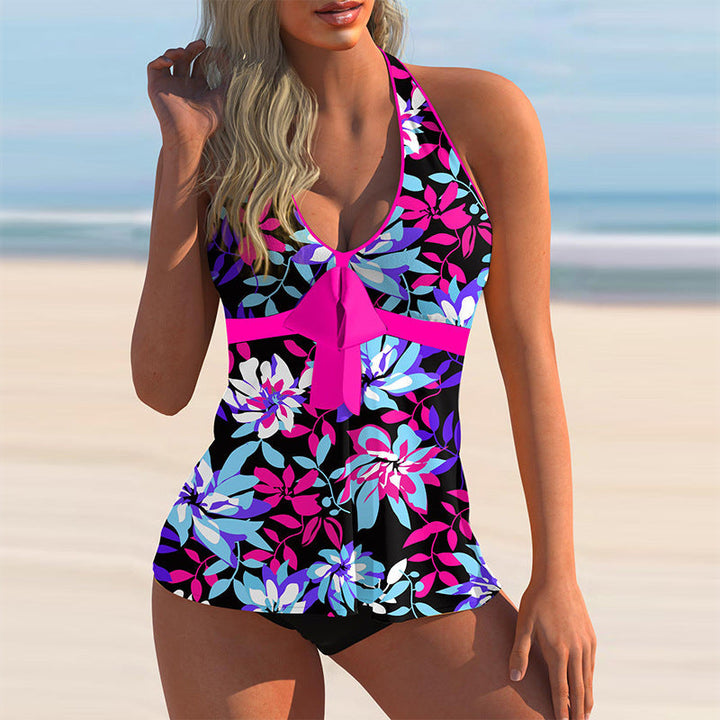 "Blommig halterneck tankini för dam med livfullt blommönster, perfekt för stranden eller poolen, finns i flera färger."