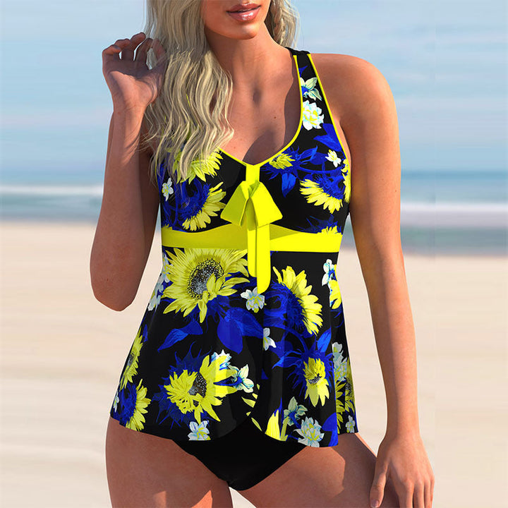 "Blommig halterneck tankini för dam med livfullt blommönster, perfekt för stranden eller poolen, finns i flera färger."