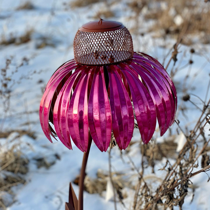 "Blommig järn fågelmatare, formad som blomma, i rött eller blått, perfekt för att locka fåglar i trädgården."