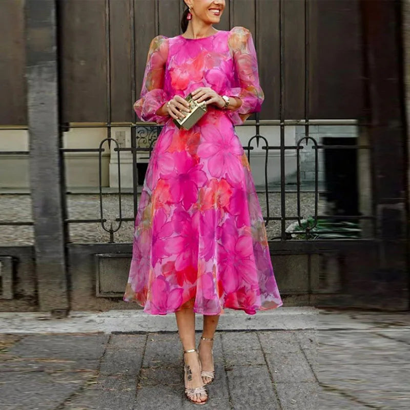 Blommig midiklänning för dam, perfekt för en lätt och somrig stil. Elegant sommarklänning med blommönster.