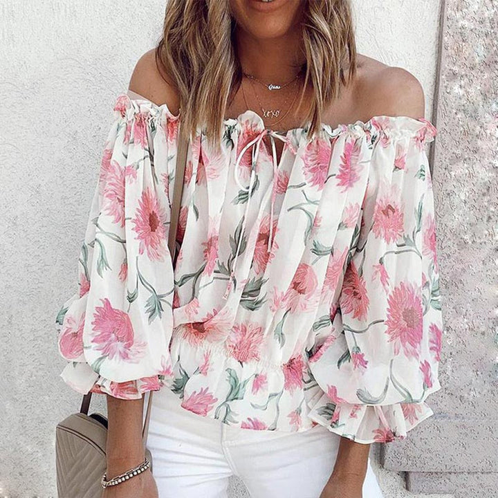 Blommig off shoulder volangblus dam med puffärmar i chiffong. Elegant och feminin topp för stilmedvetna kvinnor.