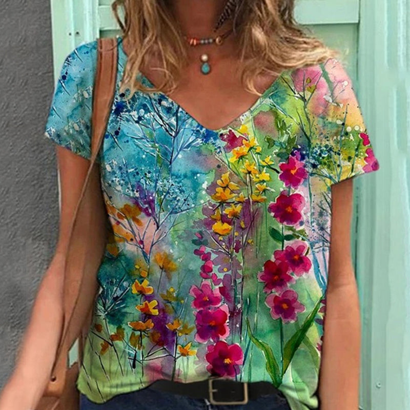 "Blommig V-ringad dam t-shirt i mjuk bomullsblandning med blomsterprint, kortärmad och modern design för vardagsbruk."