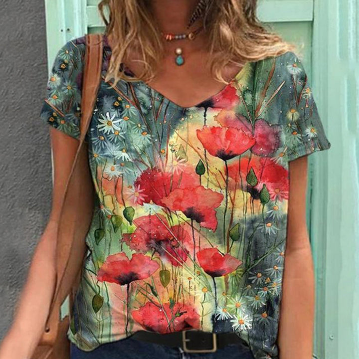 "Blommig V-ringad dam t-shirt i mjuk bomullsblandning med blomsterprint, kortärmad och modern design för vardagsbruk."