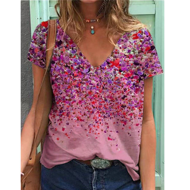 "Blommig V-ringad kortärmad t-shirt med unik blommönster, sedd framifrån. Perfekt för vår- och sommardagar."