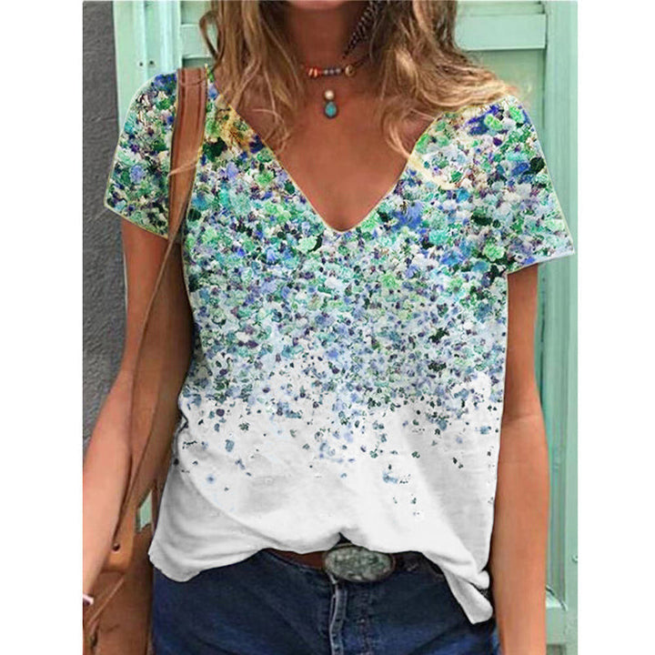 "Blommig V-ringad kortärmad t-shirt med unik blommönster, sedd framifrån. Perfekt för vår- och sommardagar."