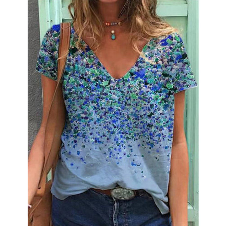 "Blommig V-ringad kortärmad t-shirt med unik blommönster, sedd framifrån. Perfekt för vår- och sommardagar."