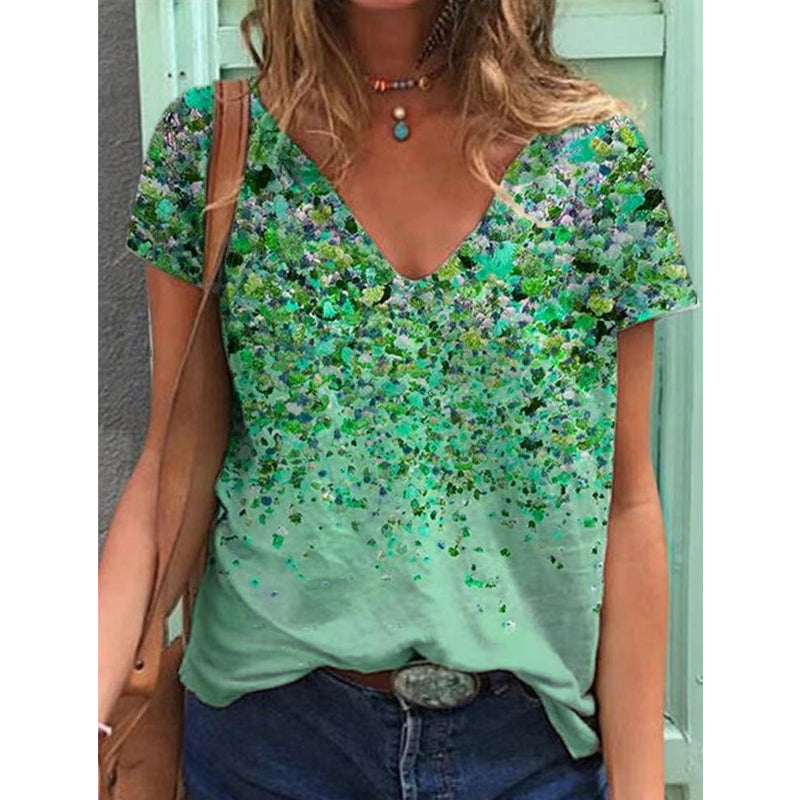 "Blommig V-ringad kortärmad t-shirt med unik blommönster, sedd framifrån. Perfekt för vår- och sommardagar."