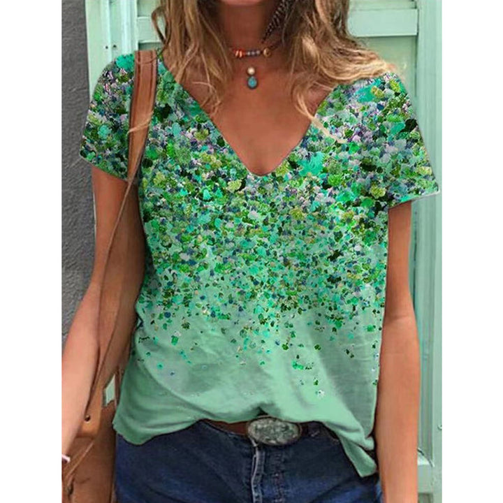 "Blommig V-ringad kortärmad t-shirt med unik blommönster, sedd framifrån. Perfekt för vår- och sommardagar."