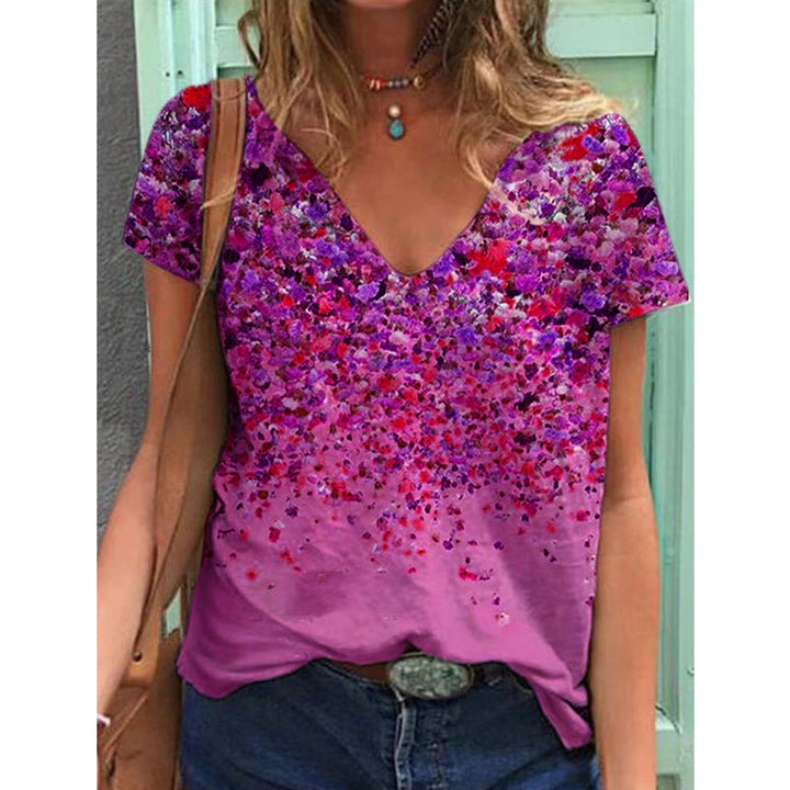 "Blommig V-ringad kortärmad t-shirt med unik blommönster, sedd framifrån. Perfekt för vår- och sommardagar."
