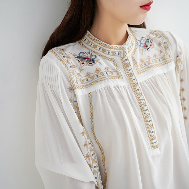 "Bohemisk herrskjorta med bred krage och fina broderier i neutral ton, perfekt för casual stil och unika uttryck."