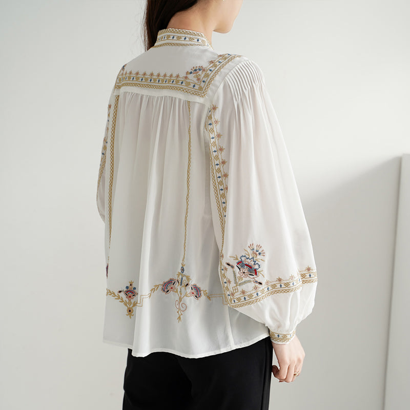 "Bohemisk herrskjorta med bred krage och fina broderier i neutral ton, perfekt för casual stil och unika uttryck."