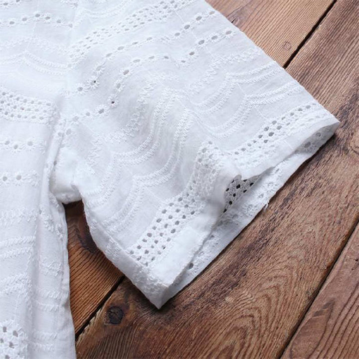 "Bohemisk kvinnors kortärmad blus med broderi i mjuk bomull, lös passform, perfekt för vår- och sommarstil."