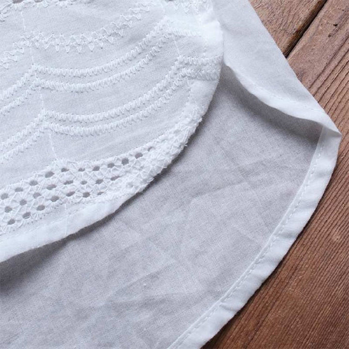 "Bohemisk kvinnors kortärmad blus med broderi i mjuk bomull, lös passform, perfekt för vår- och sommarstil."