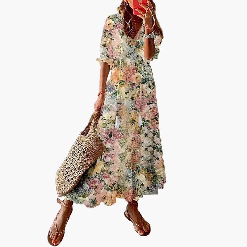 Bohemisk maxiklänning för dam, perfekt som sommarklänning eller elegant vardagsklänning. Lång och mönstrad.