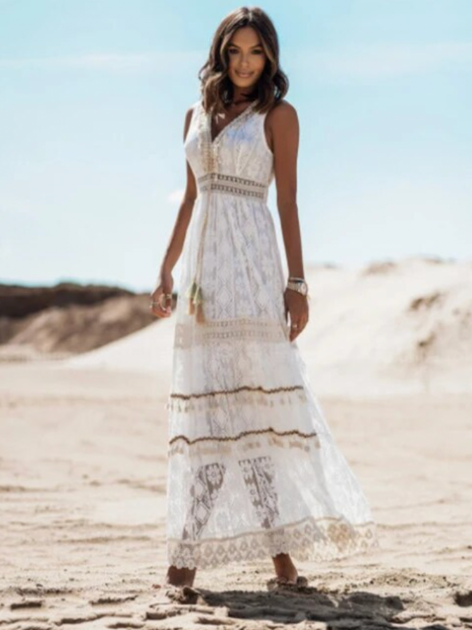 Elegant bohemisk maxiklänning med V-ringning. Ärmlös damklänning i boho chic stil, idealisk för sommaren.