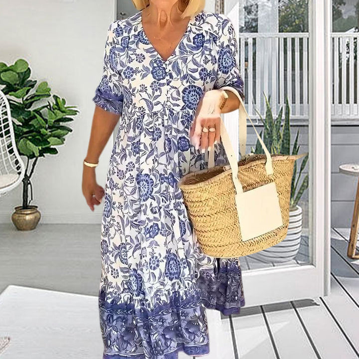 "Bohemisk sommarklänning för kvinnor med v-ringning, färgglatt blomstertryck, perfekt för avslappnad stil."