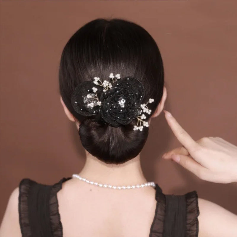 "Bollhårklämma i grått och svart med blomdetaljer, elegant accessoar för kvinnor, perfekt för alla tillfällen"