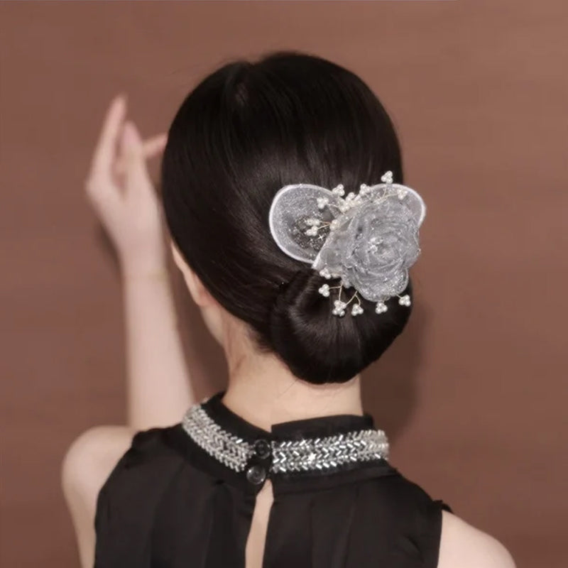 "Bollhårklämma i grått och svart med blomdetaljer, elegant accessoar för kvinnor, perfekt för alla tillfällen"