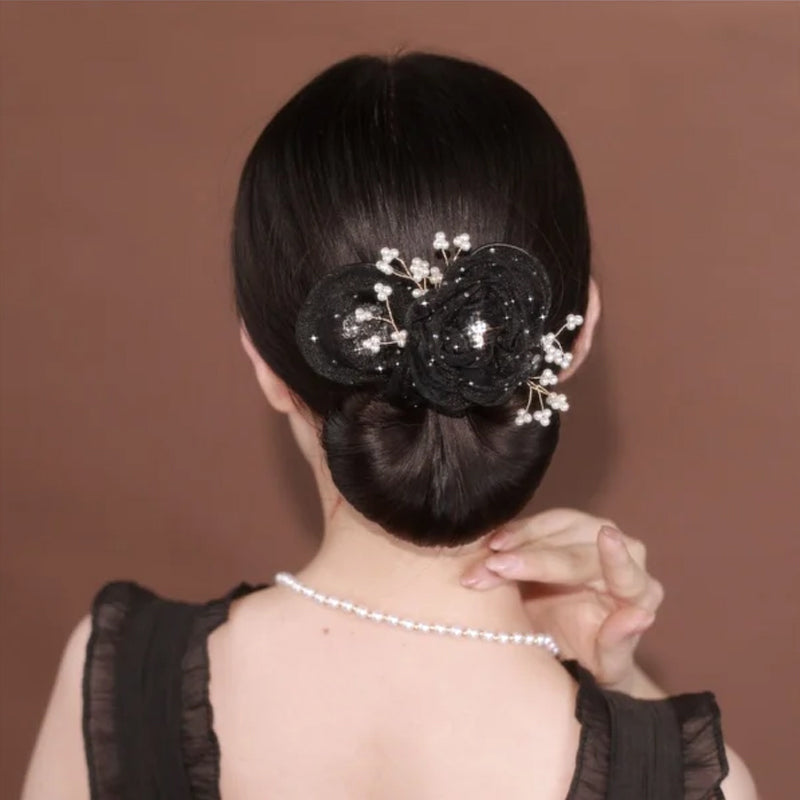 "Bollhårklämma i grått och svart med blomdetaljer, elegant accessoar för kvinnor, perfekt för alla tillfällen"