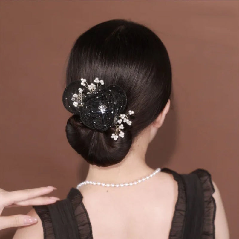 "Bollhårklämma i grått och svart med blomdetaljer, elegant accessoar för kvinnor, perfekt för alla tillfällen"