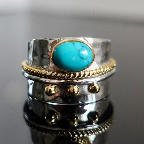 Bred silverring med turkos sten, vintage design. Perfekt för kvinnor som söker elegant accessoar.