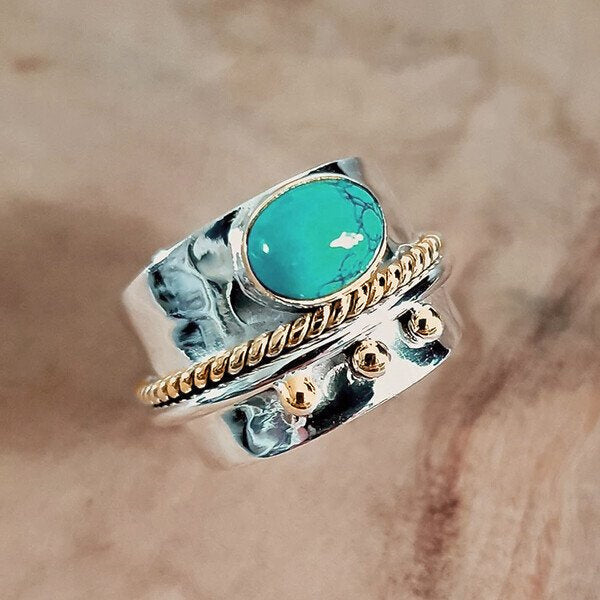 Bred silverring med turkos sten, vintage design. Perfekt för kvinnor som söker elegant accessoar.