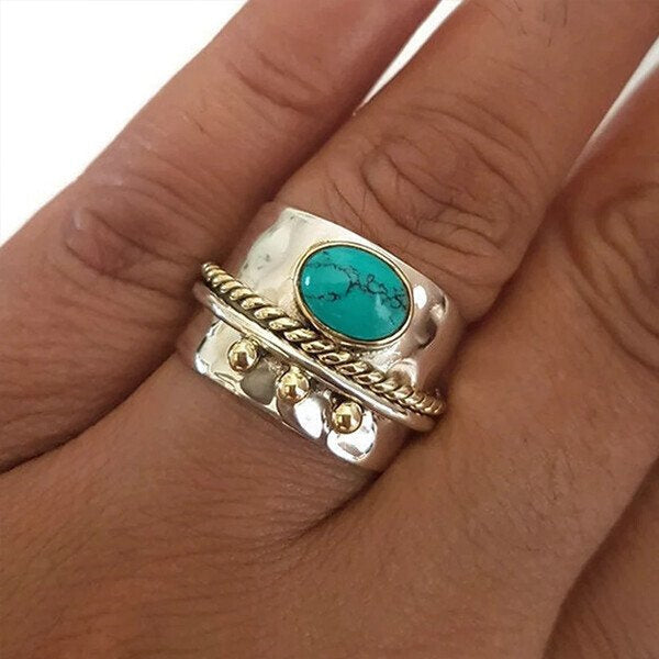 Bred silverring med turkos sten, vintage design. Perfekt för kvinnor som söker elegant accessoar.