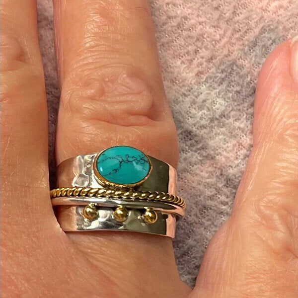 Bred silverring med turkos sten, vintage design. Perfekt för kvinnor som söker elegant accessoar.