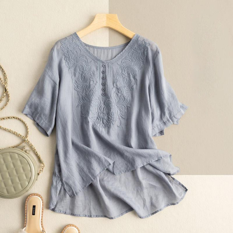 "Broderad dam-t-shirt med kort ärm i bomull och V-hals, elegant broderi, perfekt för sommarens stilfulla dagar"