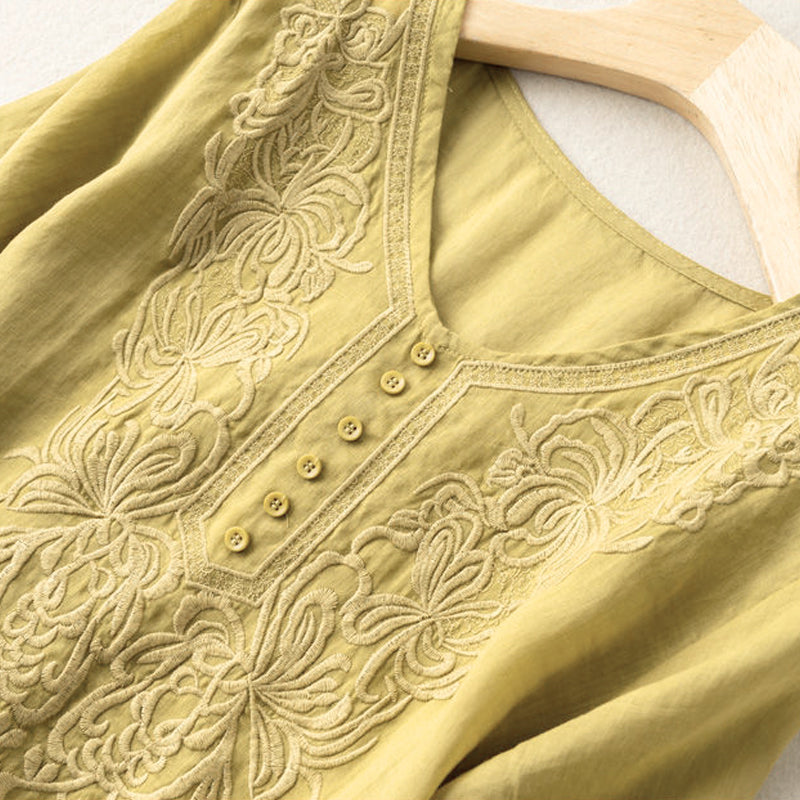 "Broderad dam-t-shirt med kort ärm i bomull och V-hals, elegant broderi, perfekt för sommarens stilfulla dagar"