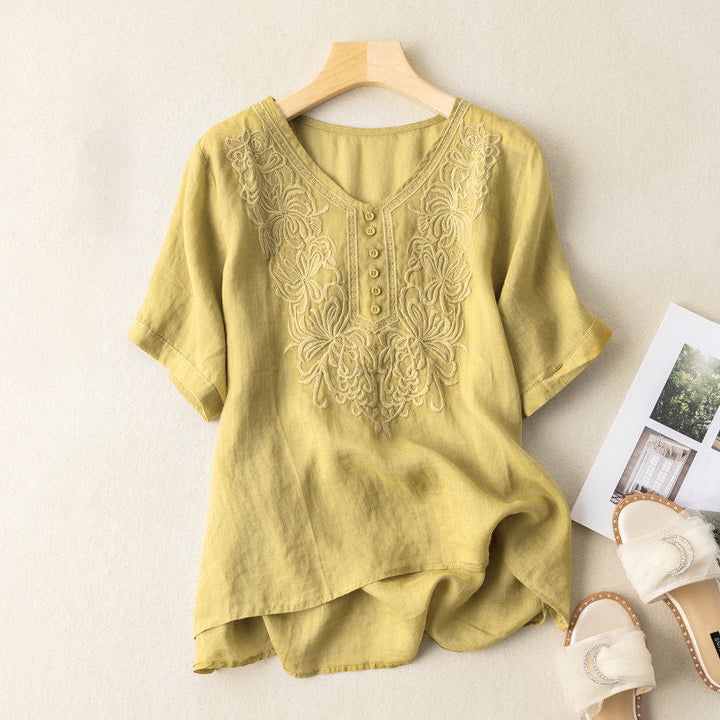"Broderad dam-t-shirt med kort ärm i bomull och V-hals, elegant broderi, perfekt för sommarens stilfulla dagar"