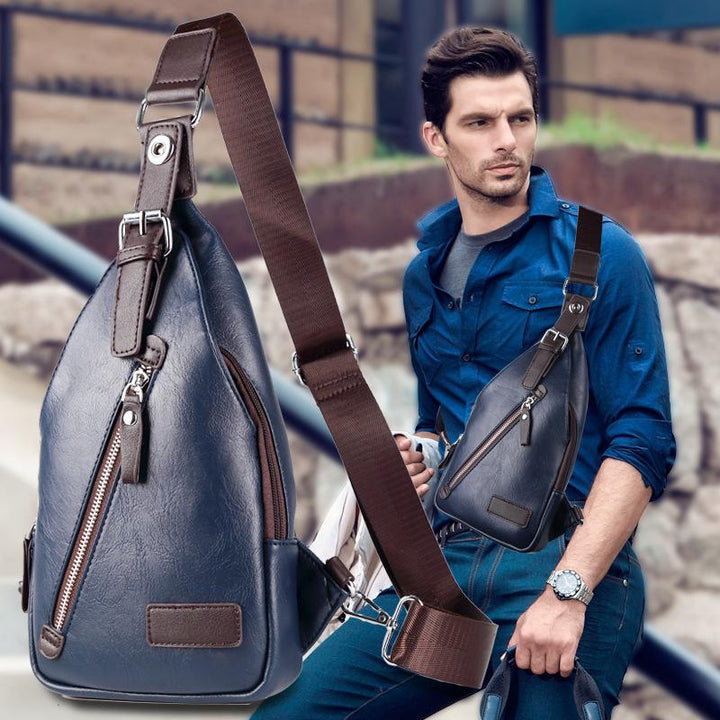 "Brun Crossbody läderväska för män, stilren design med robusta beslag och rymlig huvudficka, perfekt för vardagsbruk."