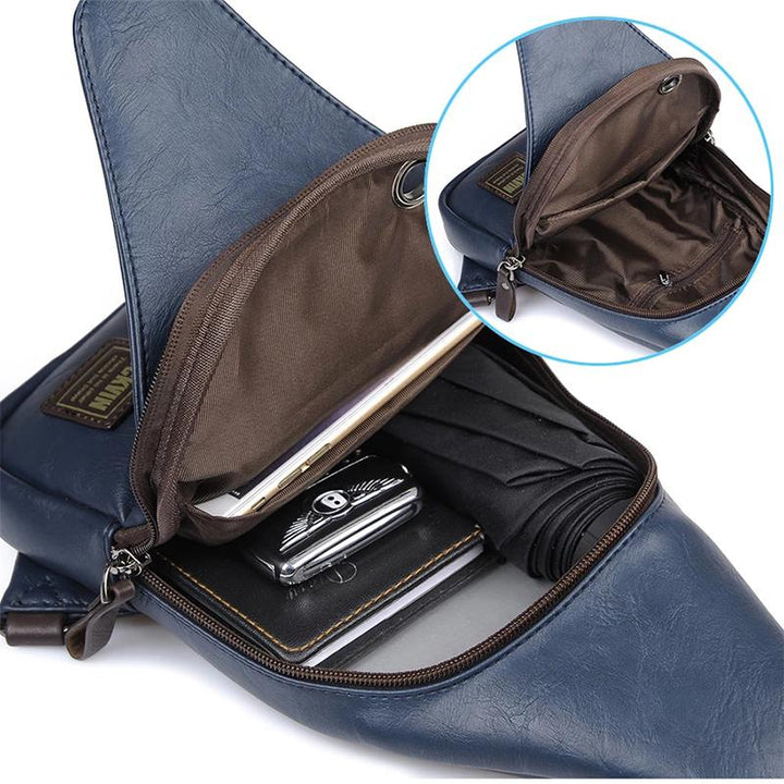 "Brun Crossbody läderväska för män, stilren design med robusta beslag och rymlig huvudficka, perfekt för vardagsbruk."