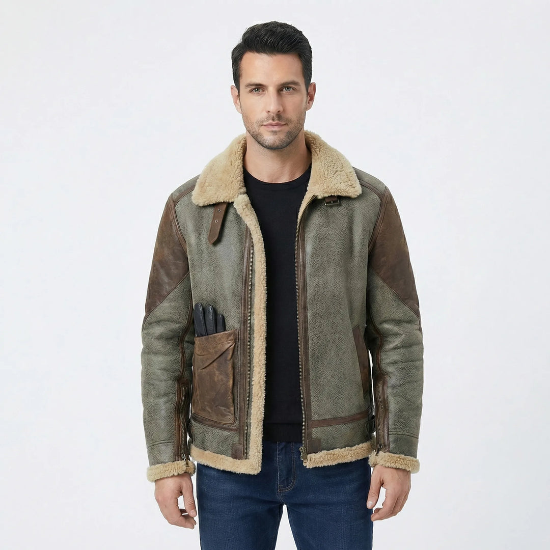 Varm beige herrjacka i lammfällsimitation. Bekväm vinterjacka med mysigt foder och stilren look.
