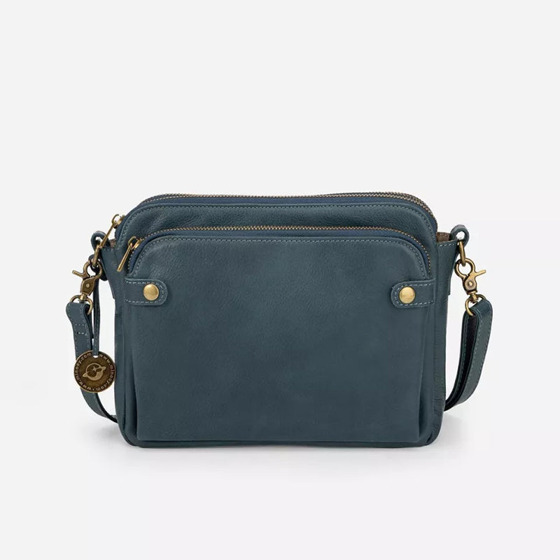 "Brun läder damväska, multifunktionell crossbody, elegant design, rymmer iPad, med RFID-skydd, modern look."