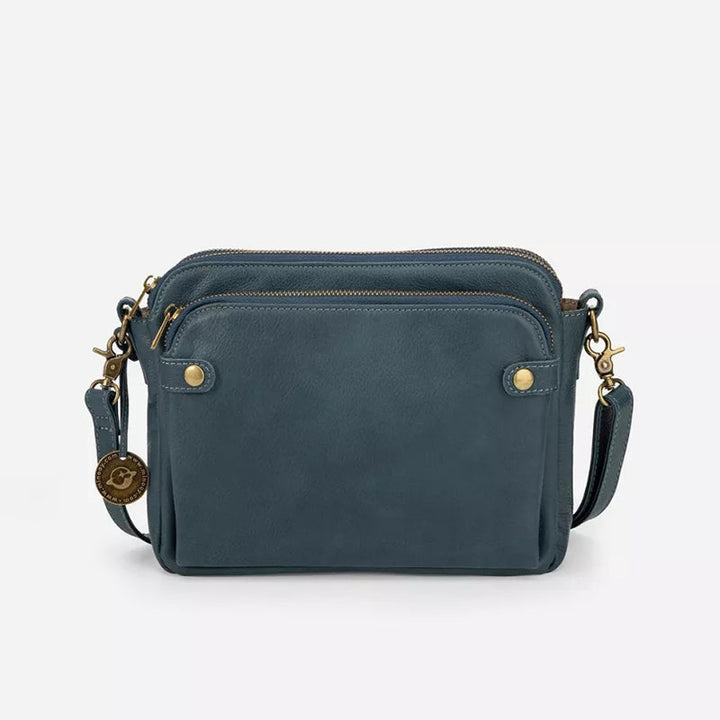 "Brun läder damväska, multifunktionell crossbody, elegant design, rymmer iPad, med RFID-skydd, modern look."