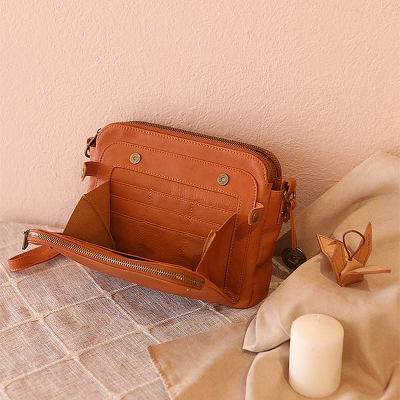"Brun läder damväska, multifunktionell crossbody, elegant design, rymmer iPad, med RFID-skydd, modern look."