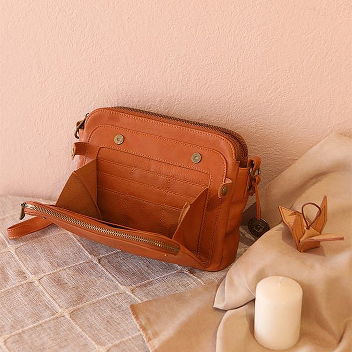 "Brun läder damväska, multifunktionell crossbody, elegant design, rymmer iPad, med RFID-skydd, modern look."