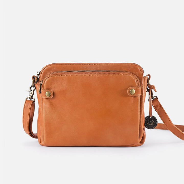 "Brun läder damväska, multifunktionell crossbody, elegant design, rymmer iPad, med RFID-skydd, modern look."