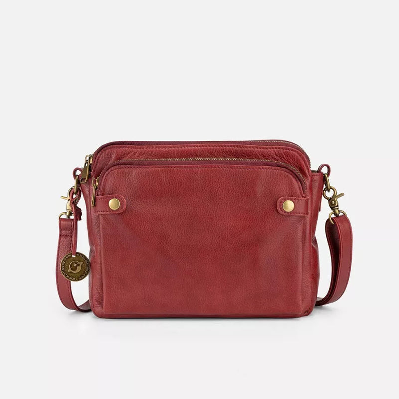 "Brun läder damväska, multifunktionell crossbody, elegant design, rymmer iPad, med RFID-skydd, modern look."