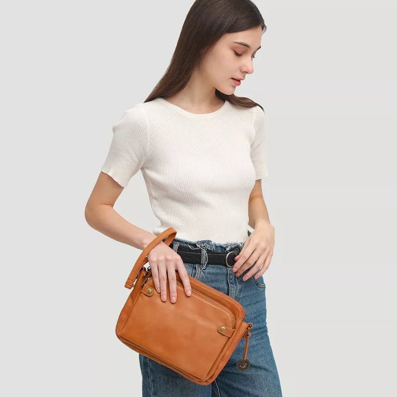 "Brun läder damväska, multifunktionell crossbody, elegant design, rymmer iPad, med RFID-skydd, modern look."